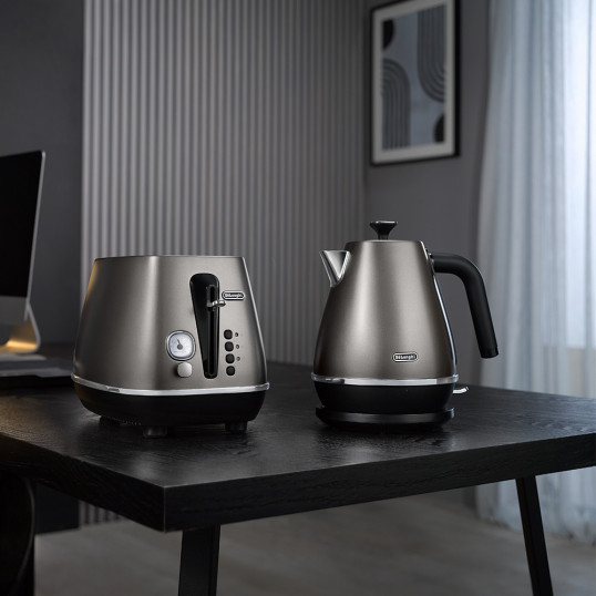 Чайник DeLonghi KBIN 2001 TB Distinta Titanium