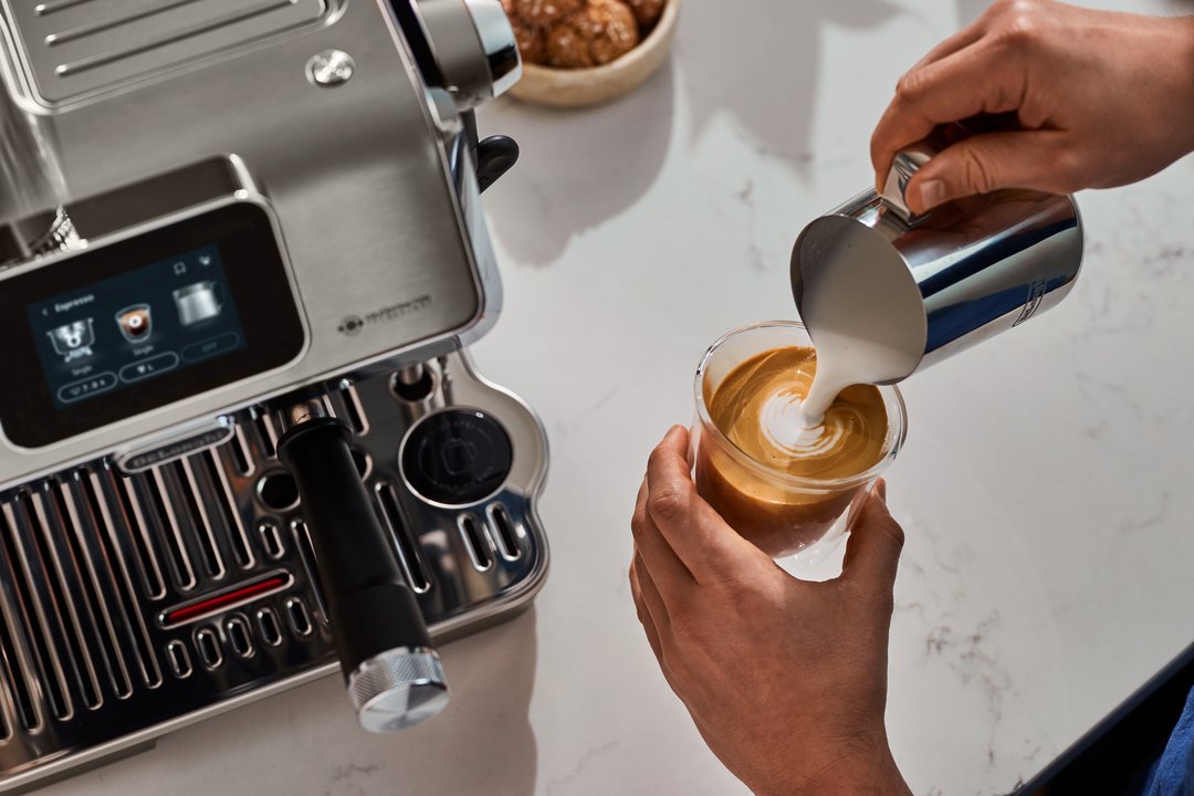 На фото DeLonghi EC 9455 M La Specialista Touch