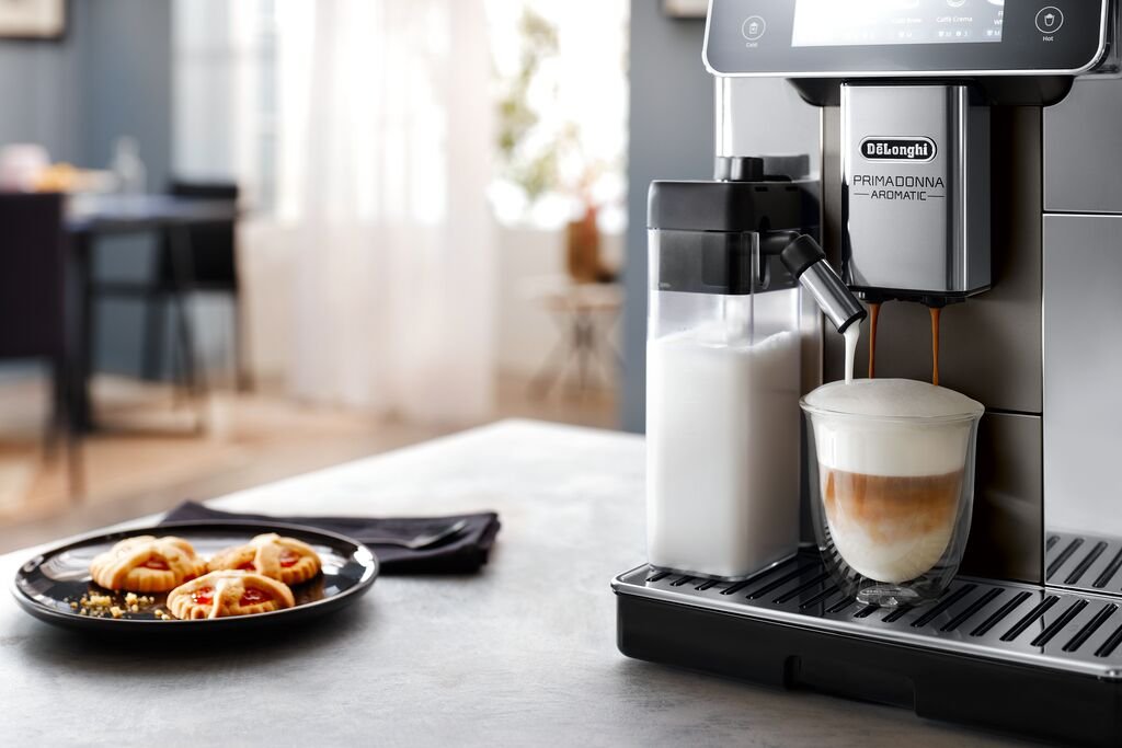 На изображении представлена модель рожковой кофеварки DeLonghi ECAM 630.75 TSM PrimaDonna Aromatic
